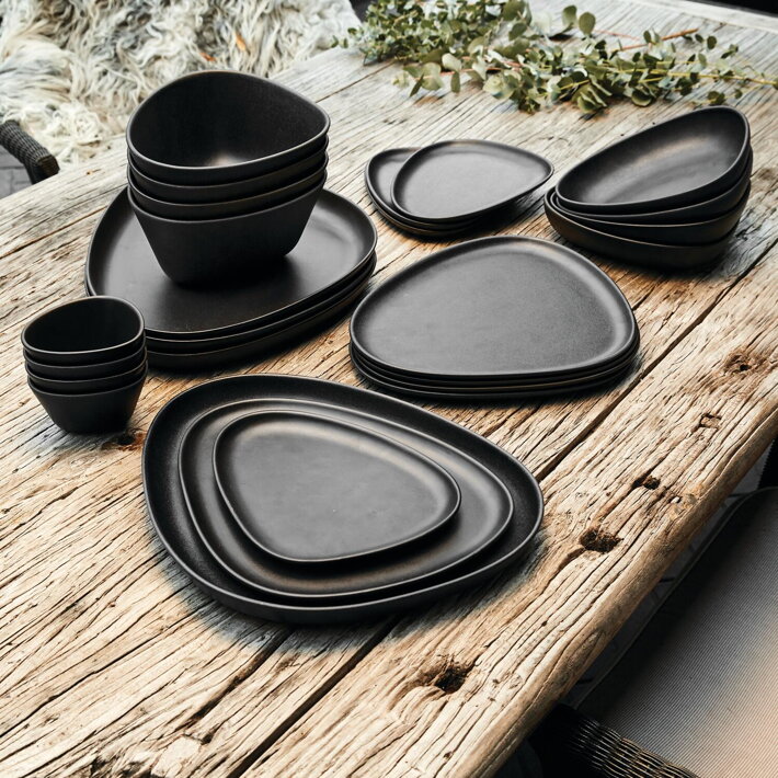 Malý tanier ako súčasť kolekcie kameninového riadu v čiernej farbe