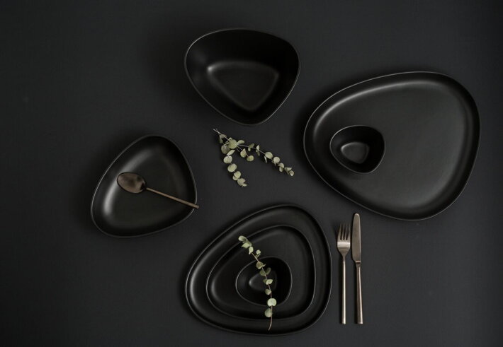 Hlboký tanier ako súčasť kolekcie kameninového riadu v čiernej farbe