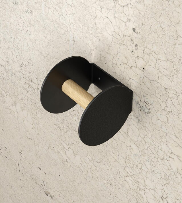 Čierny kovový držiak na toaletný papier s recyklovanou kožou a dubovým drevom