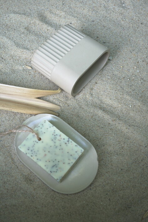 Betónová mydelnička v pieskovej farbe s tuhým mydlom