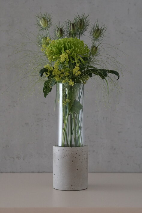 Kytica zelených kvetov vo vysokej váze Harmony z betónu a skla