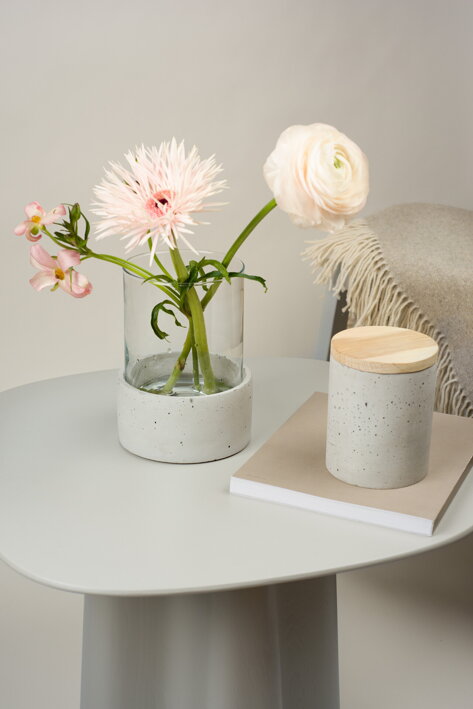 Nízka betónová váza so sklenenou vložkou Harmony s betónovou dózou v obývačke