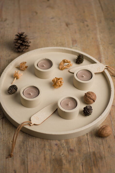 4 svietniky s čajovými sviečkami z pieskového betónu na okrúhlom podnose