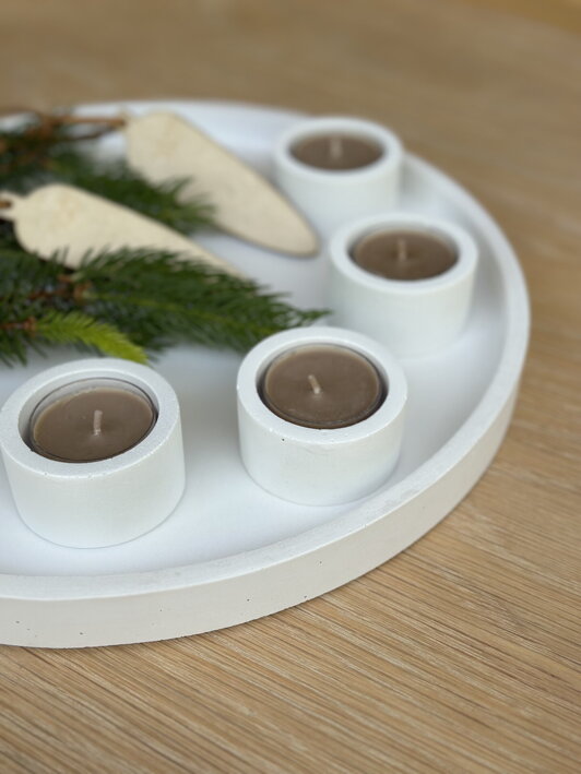 4 svietniky s čajovými sviečkami z bieleho betónu na okrúhlom podnose