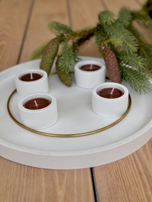 Minimalistické svietniky na čajové sviečky z bieleho betónu ako adventný svietnik