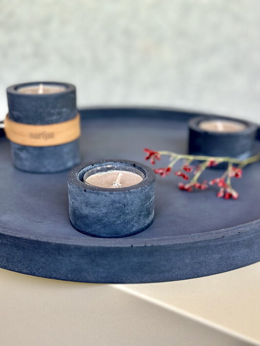 4 svietniky s čajovými sviečkami z čierneho betónu na okrúhlom podnose
