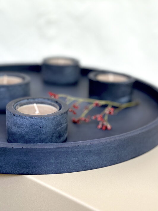 Minimalistické svietniky na čajové sviečky z čierneho betónu
