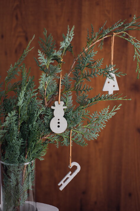 Snehuliak, sánky a vianočný stromček z betónu na prírodnej vianočnej dekorácii