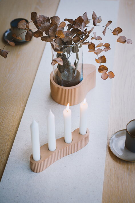 Terracotta nízky svietnik na 4 sviečky z betónu na jedálenskom stole pri betónovej váze