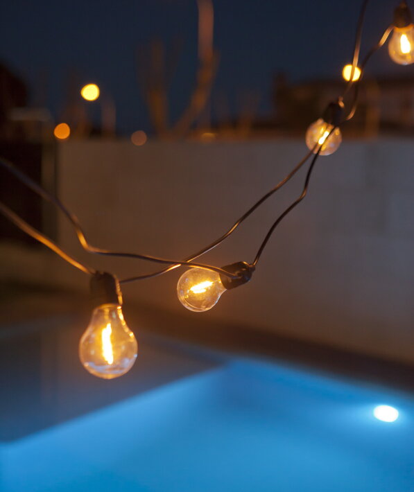 Čierna solárna girlanda s LED žiarovkami nad bazénom