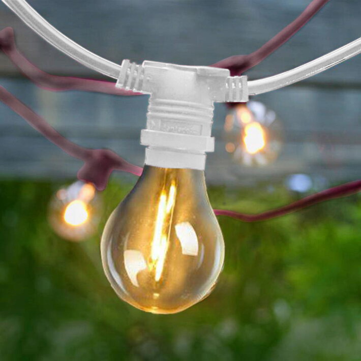 LED žiarovka ako súčasť bielej girlandy s napájaním na kábel