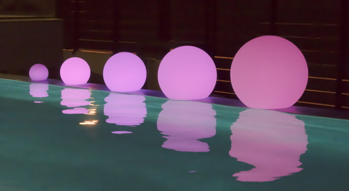 Záhradná svetelná guľa so solárnym nabíjaním v rôznych veľkostiach pri bazéne