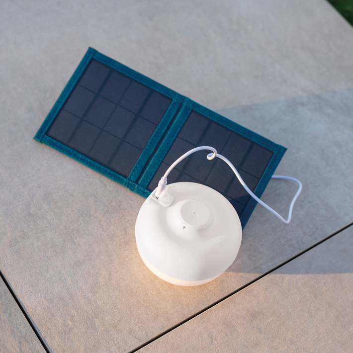Biela LED lampa na nabíjanie so solárnym panelom 