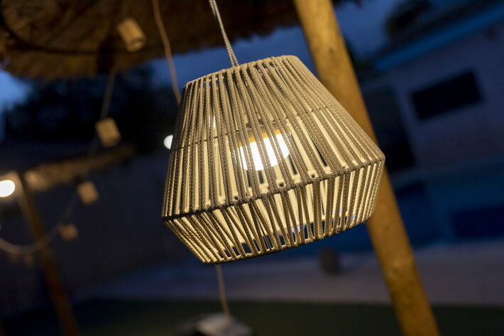 Dizajnová vonkajšia lampa na zavesenie z recyklovaného plastu