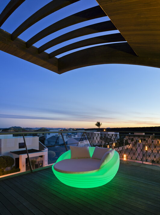 Biely oválny matrac na vonkajšej sedačke Formentera s osvetlením na terase