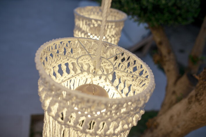 Detail nabíjateľnej žiarovky umiestnenej v lampe