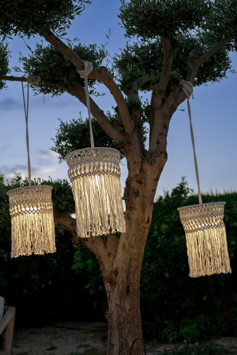 Tri závesné lampy zavesené na strome
