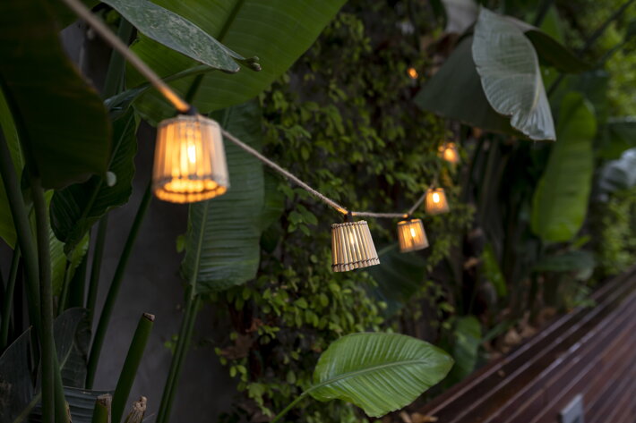 Záhradná jutová girlanda s bambusovými tienidlami a solárnym panelom