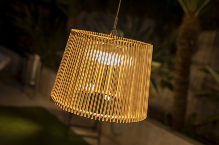 Prenosná závesná lampa z bambusu vhodná do exteriéru