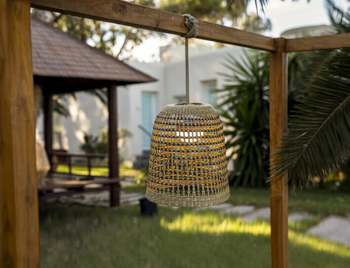 Prenosná ratanová lampa na povraze ako štýlové záhradné svietidlo