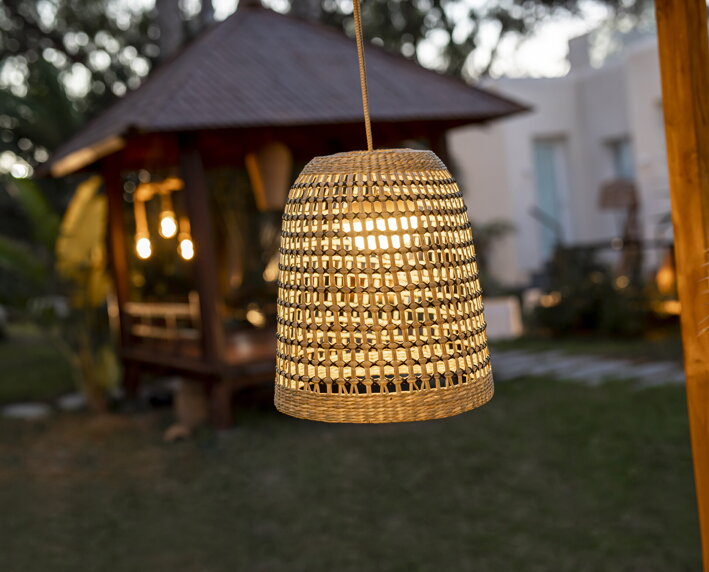 Záhradná ratanová lampa na zavesenie