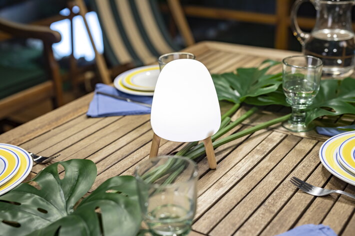 Dizajnová stolová lampa s dotykovým ovládaním na stole na terase