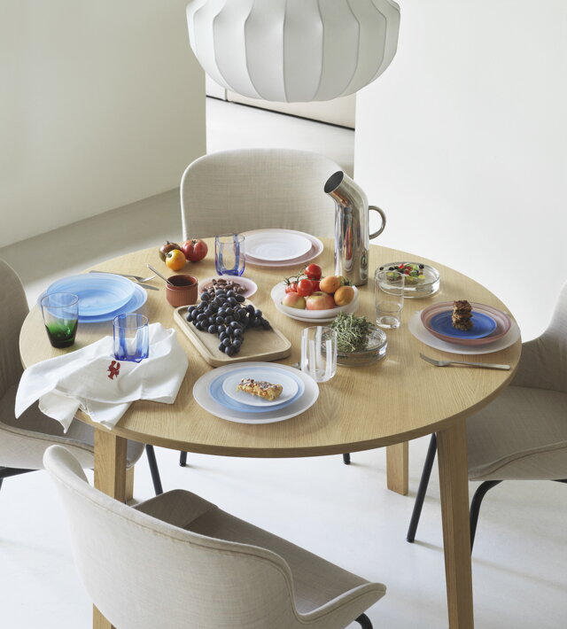 Luxusný antikorový džbán v tvare trubky na prestretom jedálenskom stole