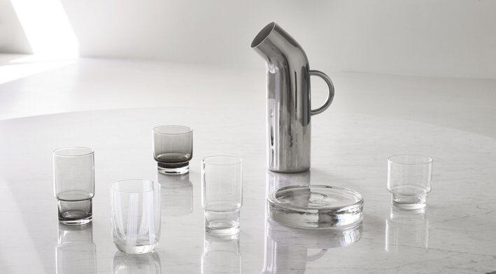 Okrúhly sklenený podnos s pohármi a antikorovým džbánom 