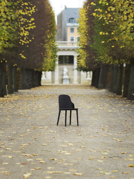 Dizajnová plastová stolička v parku