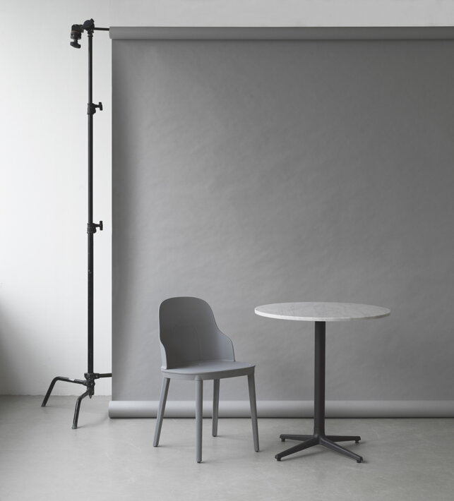 Sivá jedálenská stolička pri stolíku so sivým pozadím