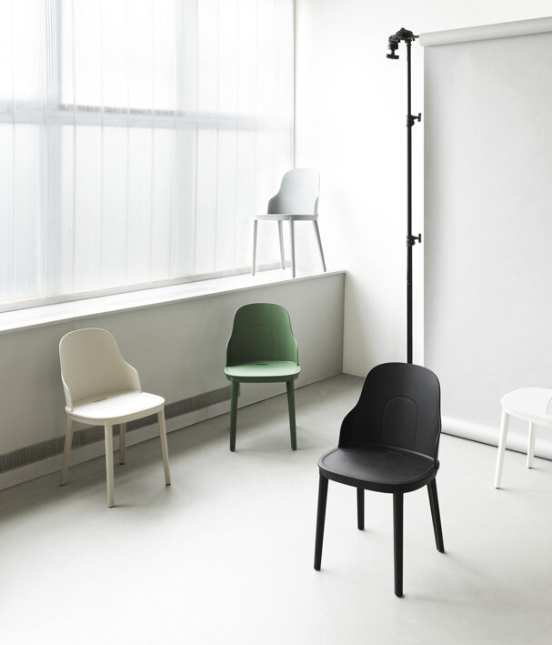 Stoličky v bielej, svetlosivej, sivej, zelenej a čiernej farbe umiestnené pri okne