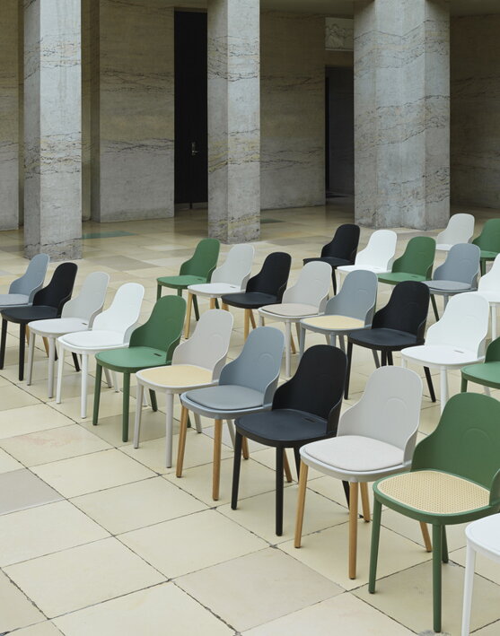 Rôznofarebné stoličky umiestnené v radoch za sebou v hale