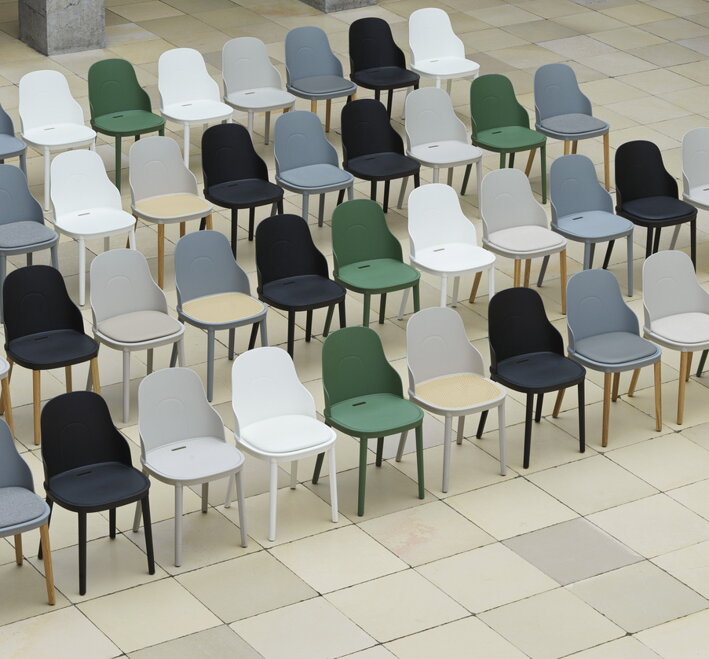 Jedálenské stoličky v rôznych farbách a z rôznych materiálov v radoch za sebou
