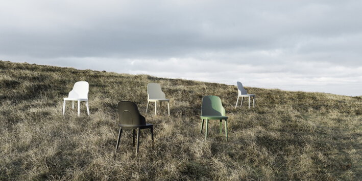 Opustené dizajnové stoličky v rôznych farbách v tráve