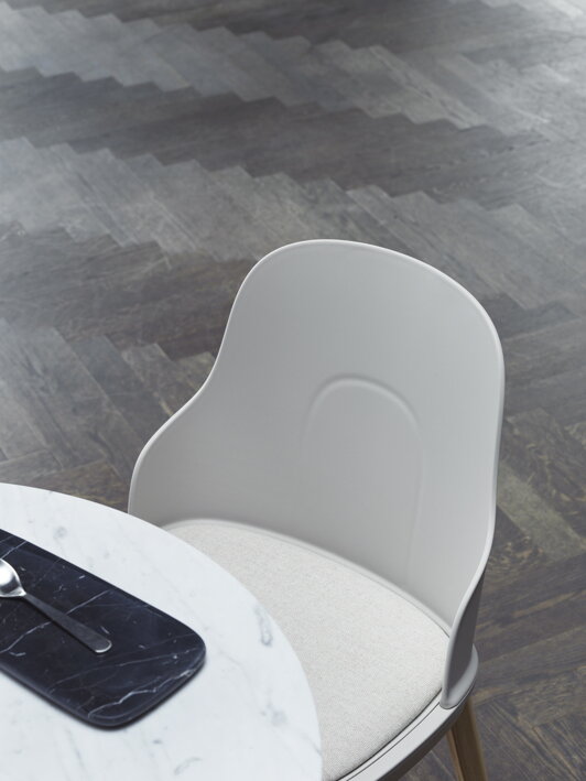 Detail stoličky v teplej sivej farbe s čalúneným sedákom