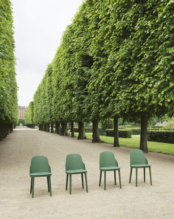 Tmavozelené stoličky na ceste v parku