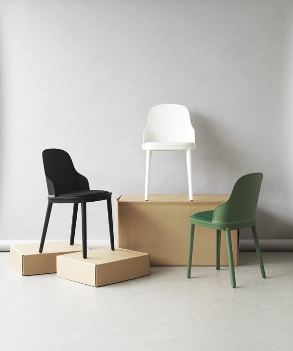 Jedálenské stoličky v bielej, zelenej a čiernej farbe pri krabiciach