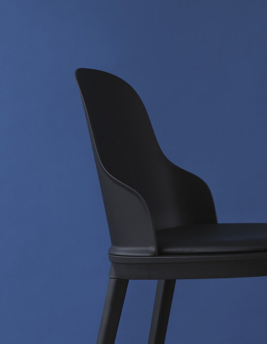 Detail operadla čiernej jedálenskej stoličky