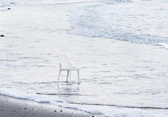 Opustená stolička na pláži vo vode