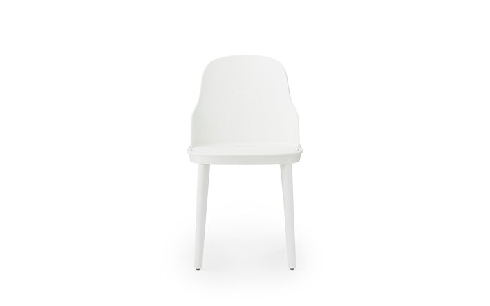 Detail bielej jedálenskej stoličky z plastu