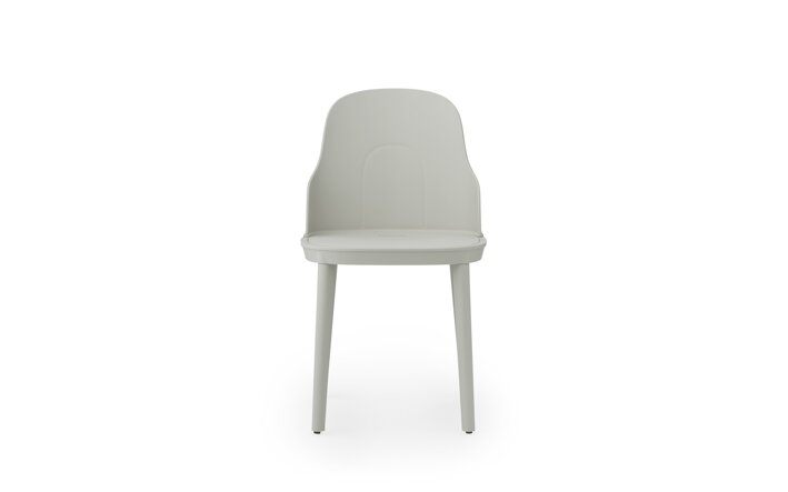 Detail svetlosivej jedálenskej stoličky z odolného plastu