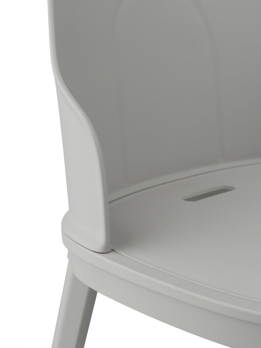 Detail sedáku plastovej svetlosivej stoličky