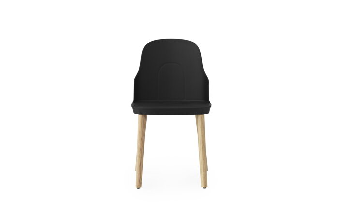 Čierna jedálenská stolička z plastu s nohami z dubového dreva