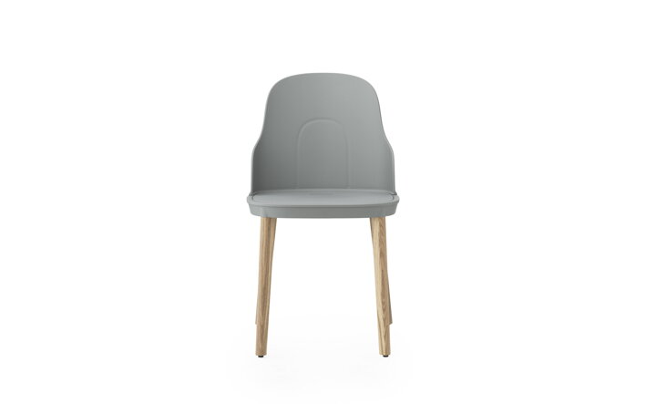 Sivá jedálenská stolička z plastu s nohami z dubového dreva