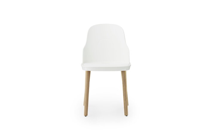 Biela jedálenská stolička z plastu s dubovými nohami