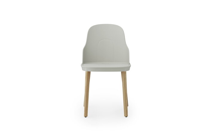 Jedálenská stolička z plastu v teplej sivej farbe s nohami z dubového dreva