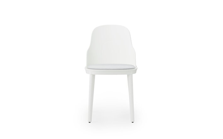 Detail bielej jedálenskej stoličky s čalúneným sedákom