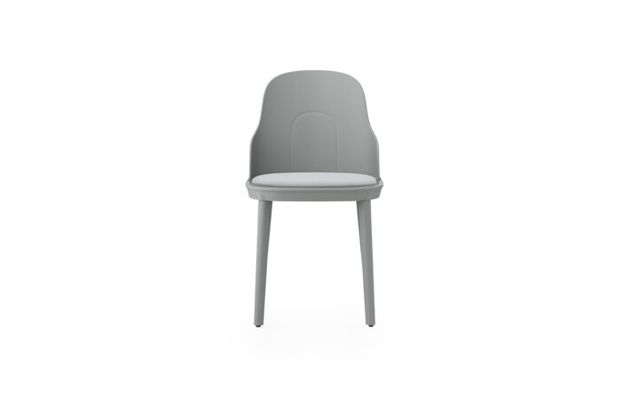 Detail sivej jedálenskej stoličky z plastu a s farebne zladeným čalúnením