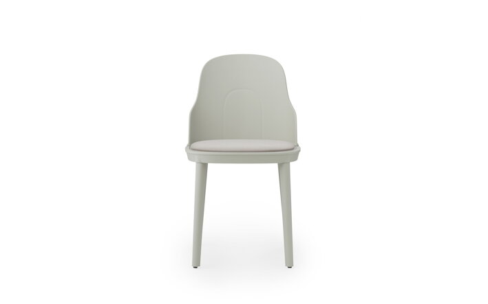 Detail jedálenskej stoličky v teplej sivej farbe z plastu a s čalúneným sedákom