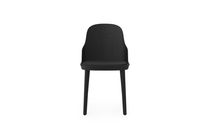 Detail čiernej jedálenskej stoličky z odolného plastu s čalúnením z kože